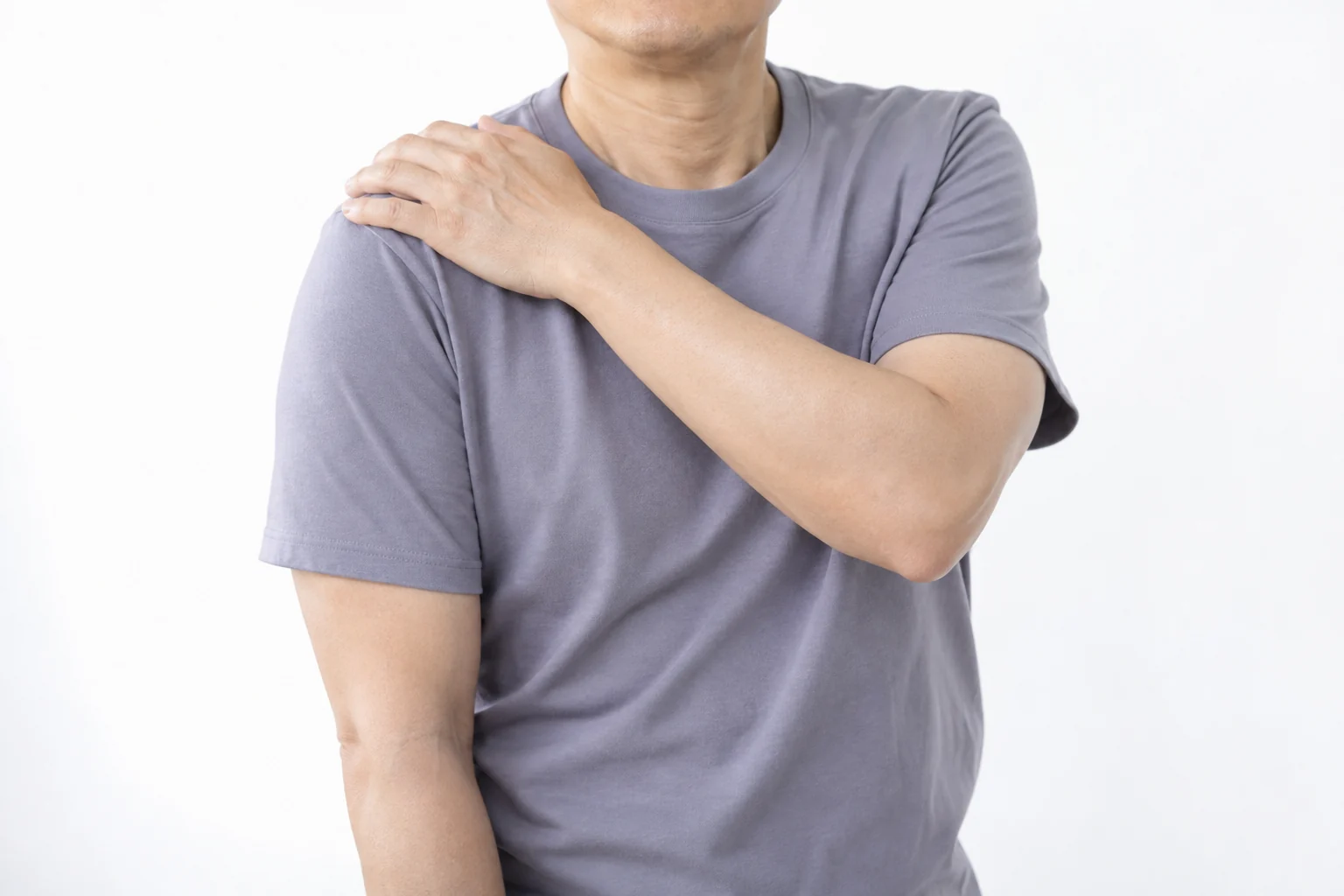 한 손으로 반대쪽 어깨를 짚어 관절 불편을 표현한 가상의 성인 모델