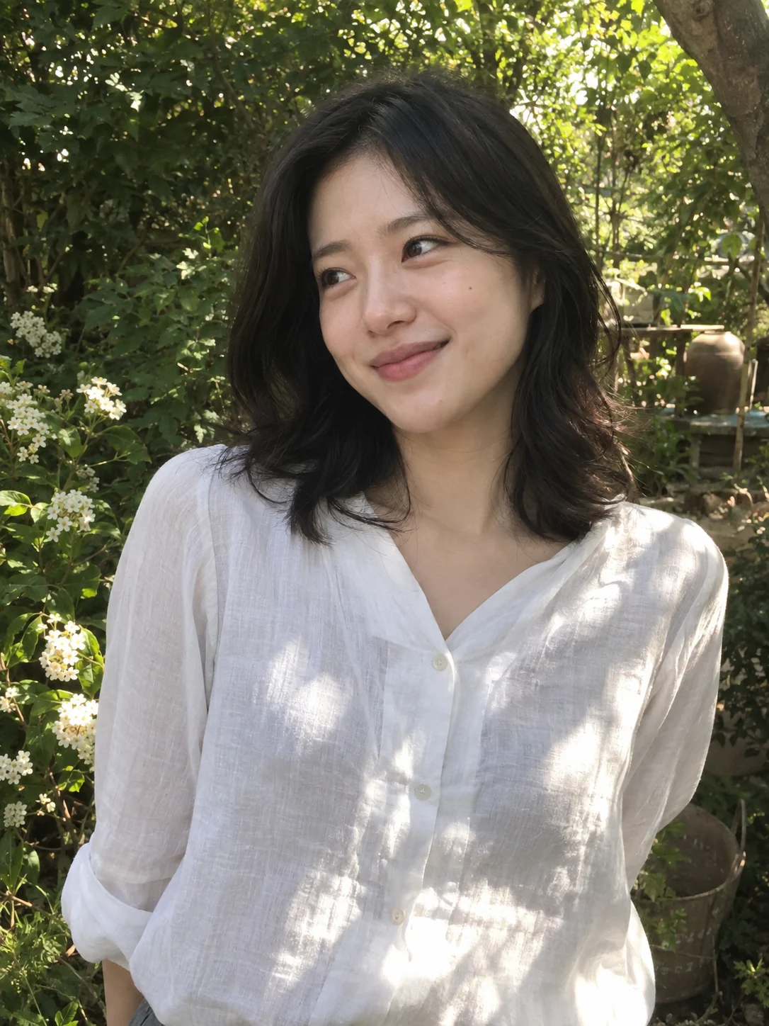 초록 정원에서 미소 짓는 여성 모델